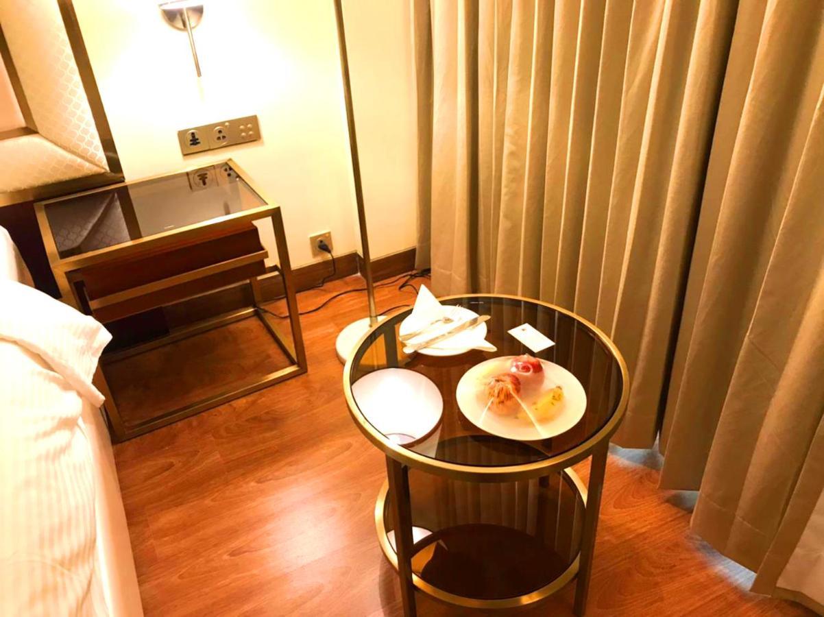 Kay-Em Spectra Hotel Ченай Екстериор снимка